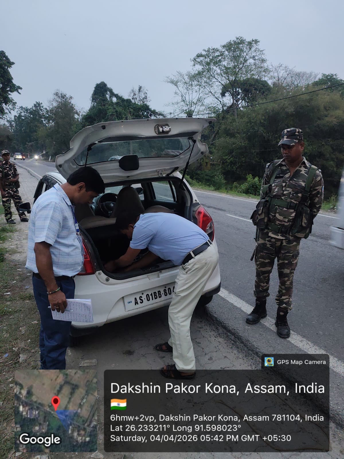 असम के हाजो-सुवालकुची विधानसभा क्षेत्र में इंस्पेक्टर रूपम हजारीका के नेतृत्व में पैदल गश्त, सुरक्षा कड़ी।